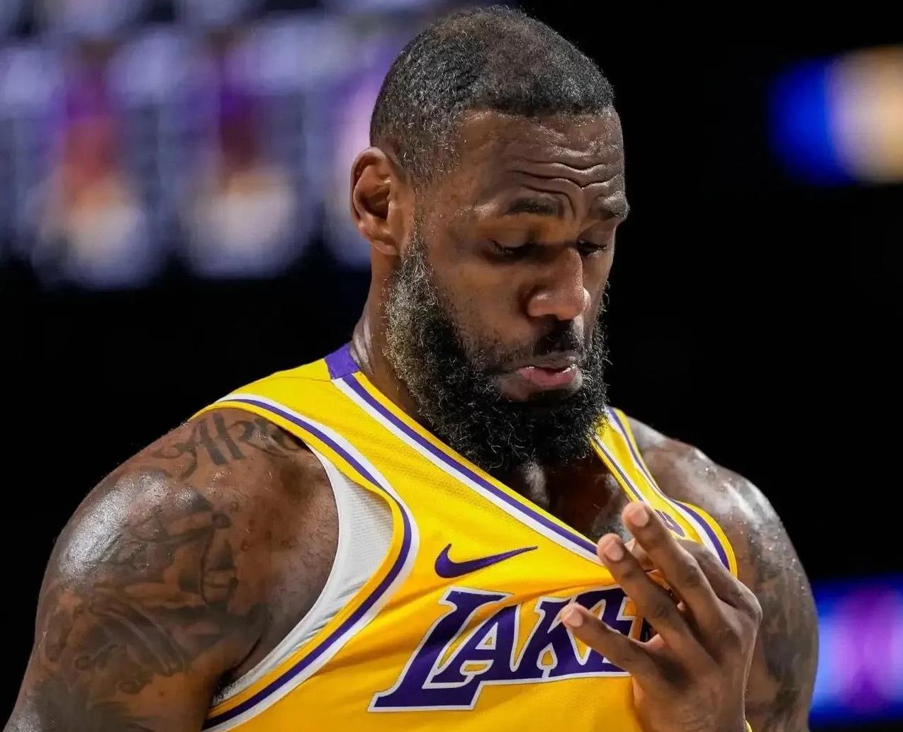 詹姆斯关键时刻连败广厦男篮围绕欧冠再遭质疑，网友：奥兰多魔术今夜复出首秀(奥兰多电影混剪)